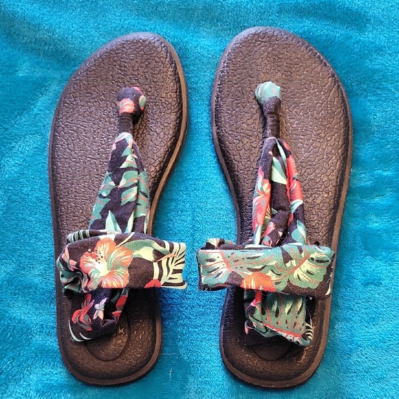Sanuk Shoes - Sanuk Red and Green Floral Sandals NWOT Size 8